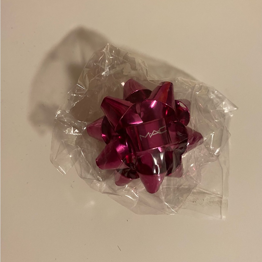 MAC COSMETICS Ribbon Pin
